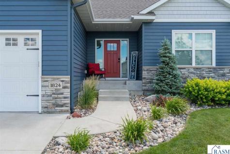 1824 Raymond Drive North Mankato MN 56003
