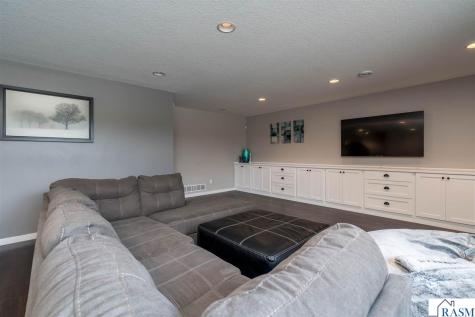 1824 Raymond Drive North Mankato MN 56003
