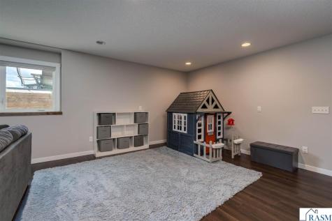 1824 Raymond Drive North Mankato MN 56003