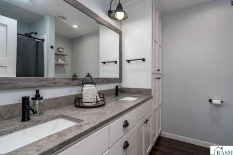 1824 Raymond Drive North Mankato MN 56003