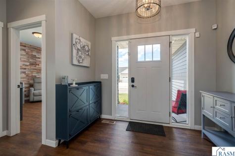 1824 Raymond Drive North Mankato MN 56003
