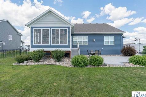 1824 Raymond Drive North Mankato MN 56003