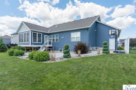 1824 Raymond Drive North Mankato MN 56003