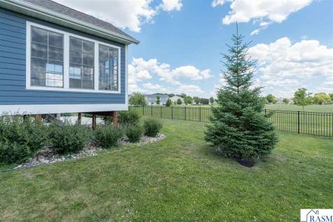 1824 Raymond Drive North Mankato MN 56003