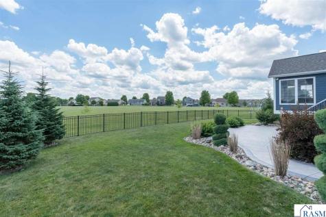 1824 Raymond Drive North Mankato MN 56003