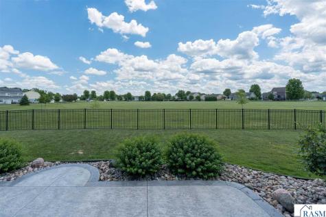 1824 Raymond Drive North Mankato MN 56003