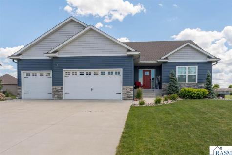 1824 Raymond Drive North Mankato MN 56003