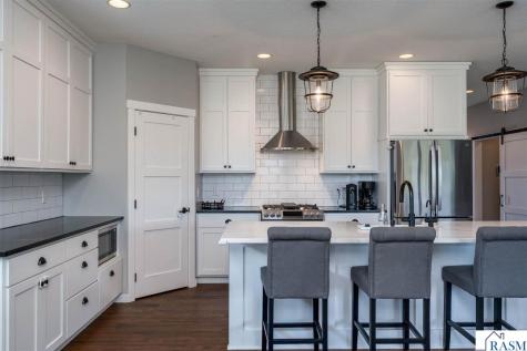 1824 Raymond Drive North Mankato MN 56003