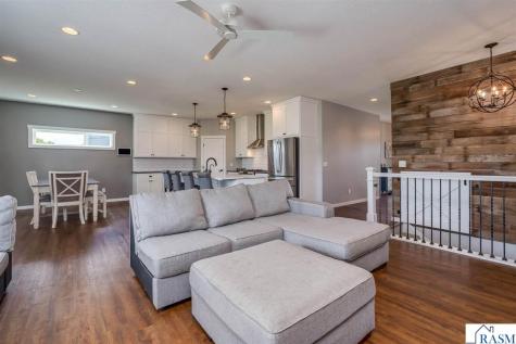 1824 Raymond Drive North Mankato MN 56003