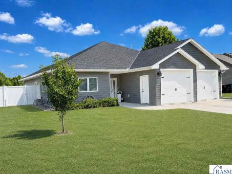 1122 Crystal Lake Drive Lake Crystal MN 56055-2410