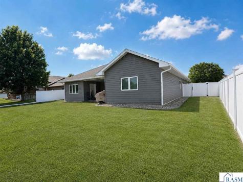 1122 Crystal Lake Drive Lake Crystal MN 56055-2410