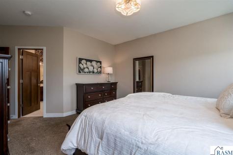 121 Grovebrook Drive Mankato MN 56001