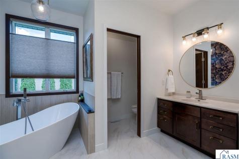 121 Grovebrook Drive Mankato MN 56001