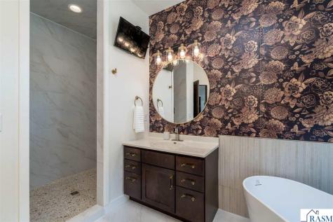 121 Grovebrook Drive Mankato MN 56001