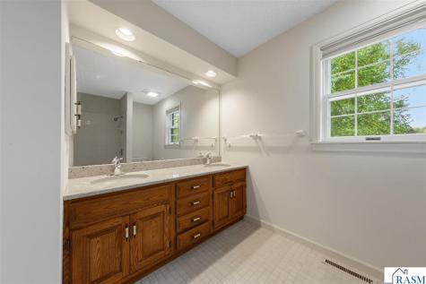 1029 Oak Terrace Drive North Mankato MN 56003-3424