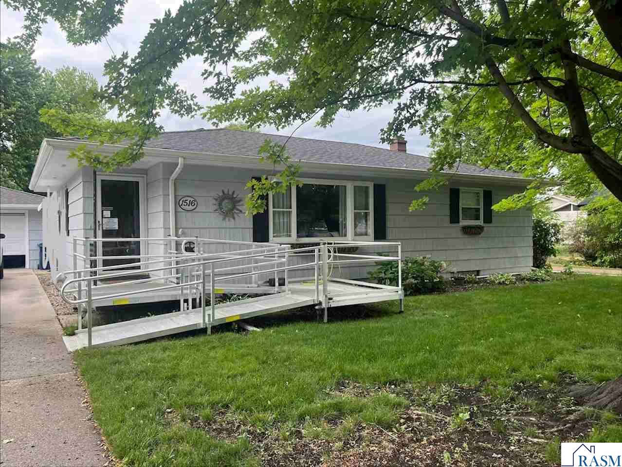 1516 Oakwood Avenue New Ulm MN 56073