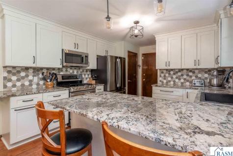 137 Maple Park Drive Mankato MN 56001