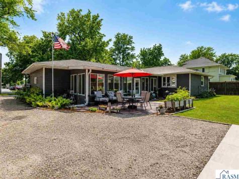 313 SE 1st Street Madelia MN 56062