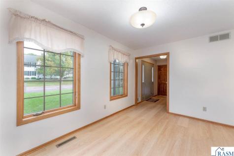 208 Chancery Lane Mankato MN 56001