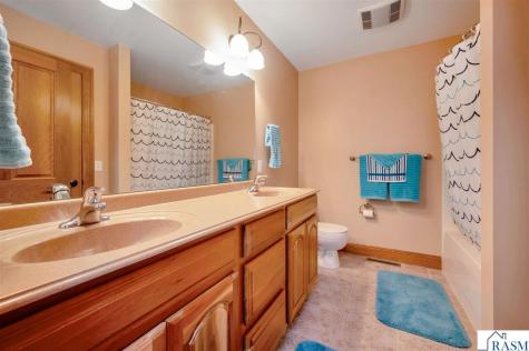 18 Newcastle Court North Mankato MN 56003