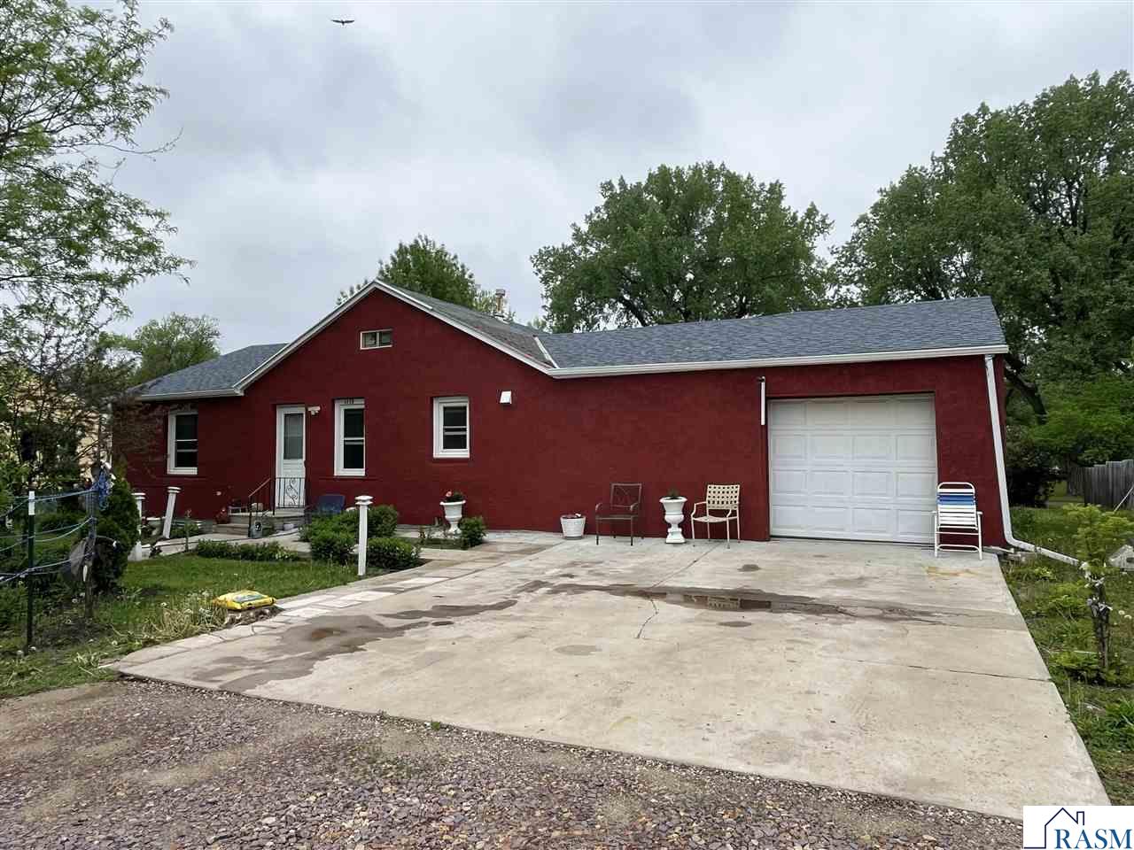 1113 S 2nd Avenue St. James MN 56081