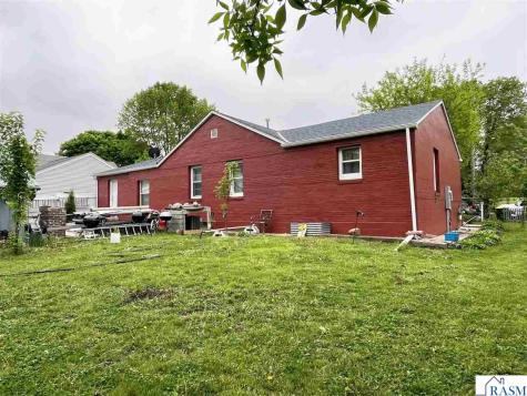 1113 S 2nd Avenue St. James MN 56081