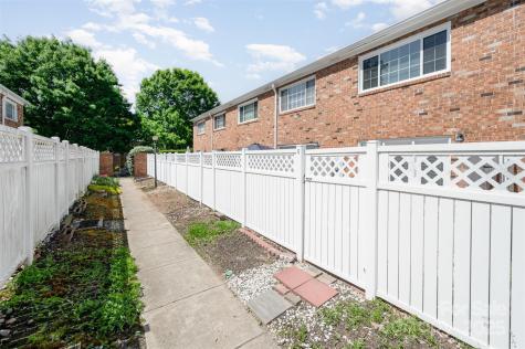 1218 Green Oaks Lane Charlotte NC 28205