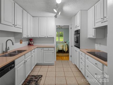 102 Crowfields Drive Asheville NC 28803