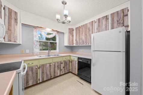 27 Capri Lane Hendersonville NC 28791
