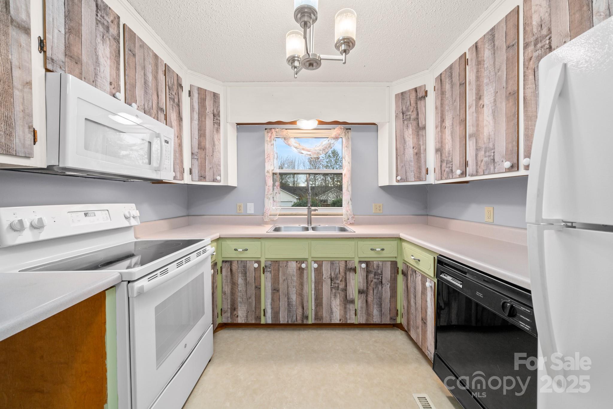 27 Capri Lane Hendersonville NC 28791