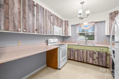 27 Capri Lane Hendersonville NC 28791