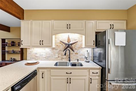 16 Lakemoor Lane Hendersonville NC 28739