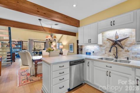 16 Lakemoor Lane Hendersonville NC 28739