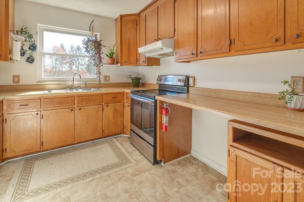27 Capri Lane Hendersonville NC 28791