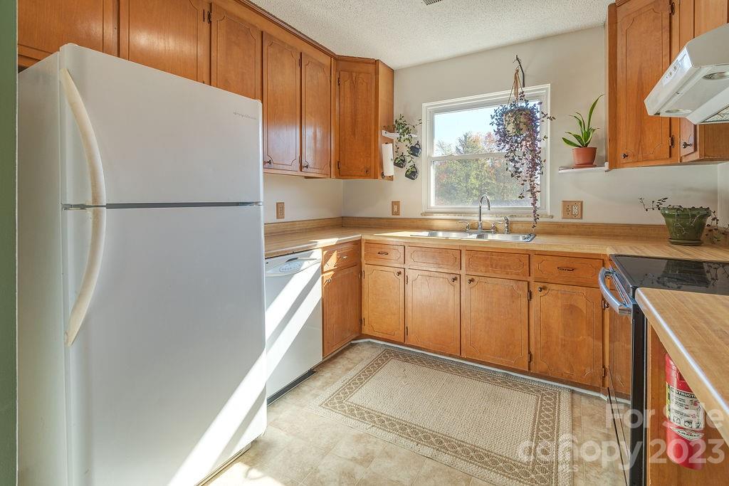 27 Capri Lane Hendersonville NC 28791