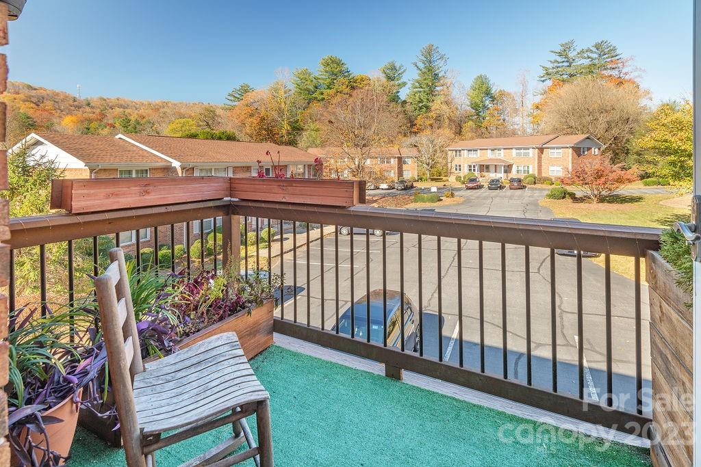 27 Capri Lane Hendersonville NC 28791
