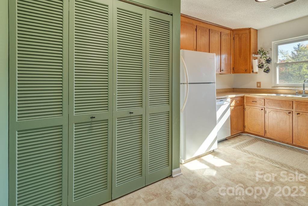 27 Capri Lane Hendersonville NC 28791