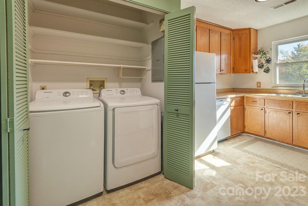 27 Capri Lane Hendersonville NC 28791