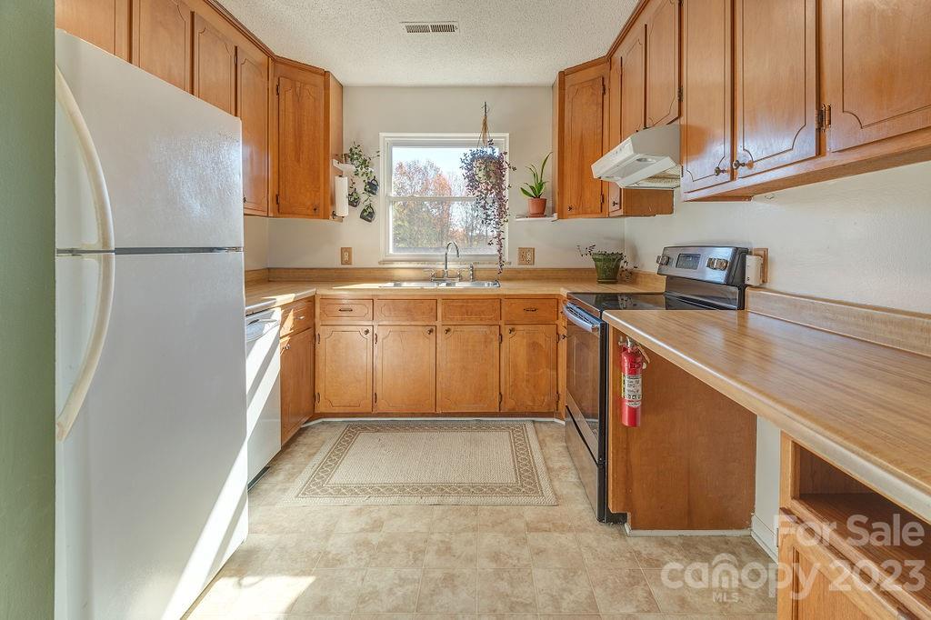 27 Capri Lane Hendersonville NC 28791