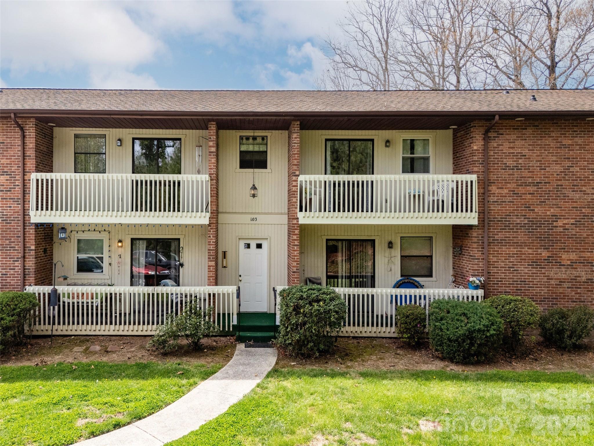 103 Oakwood Place Hendersonville NC 28792