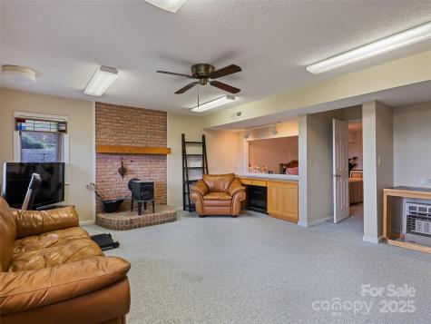 602 Fleetwood Plaza Hendersonville NC 28739