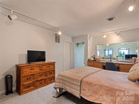 602 Fleetwood Plaza Hendersonville NC 28739