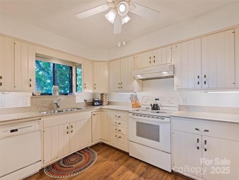 602 Fleetwood Plaza Hendersonville NC 28739