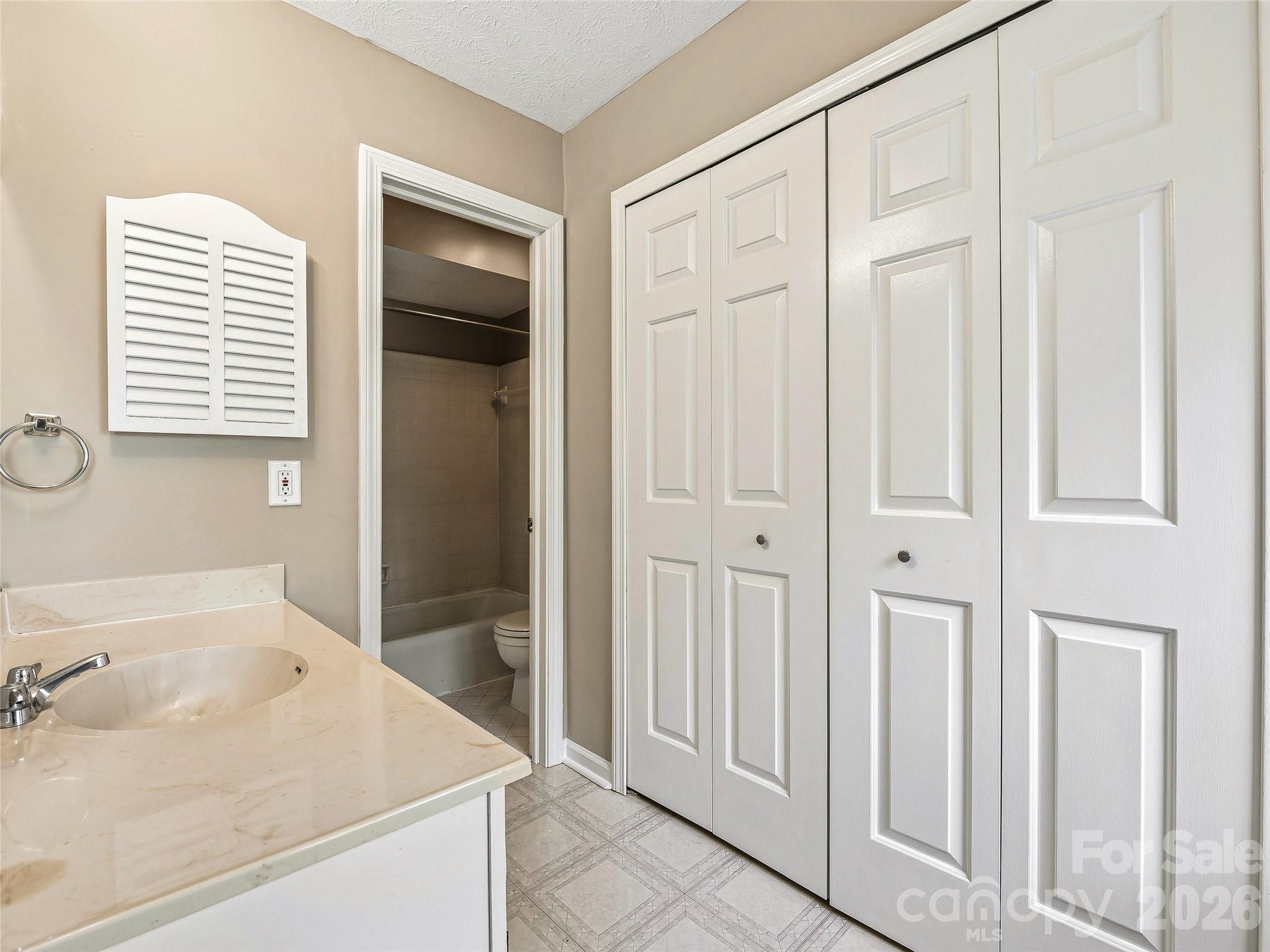 1409 Kensington Road Hendersonville NC 28791