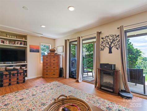 1401 Fleetwood Plaza Hendersonville NC 28739