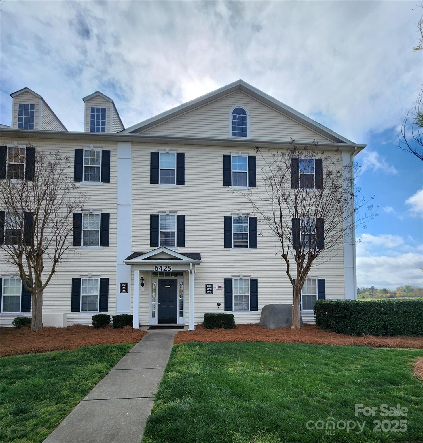 6423 Town Hall Place Harrisburg NC 28075