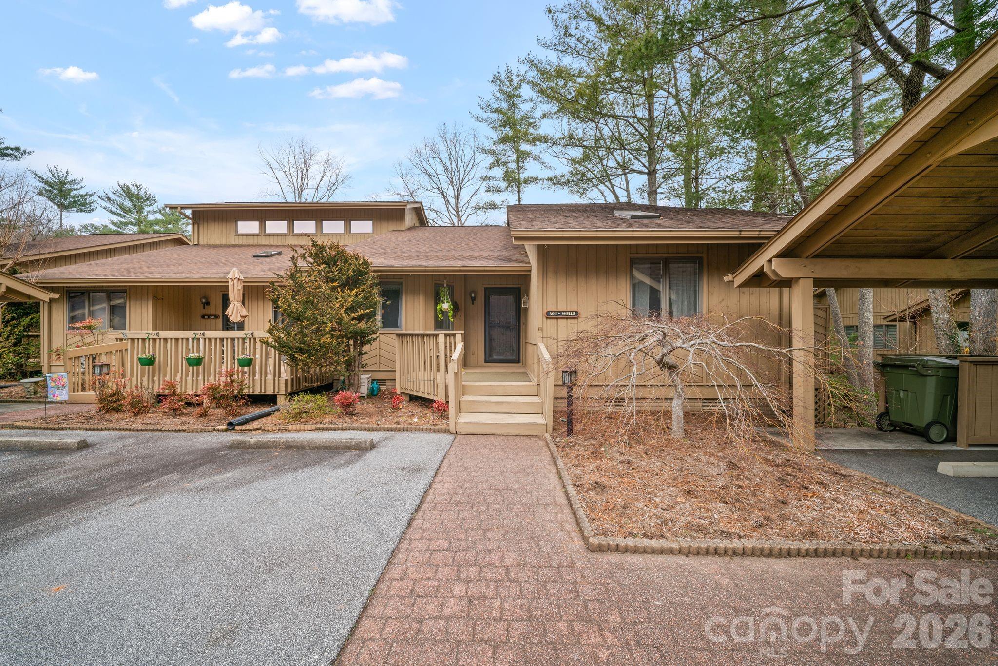 301 N Scarlet Oak Lane Hendersonville NC 28791