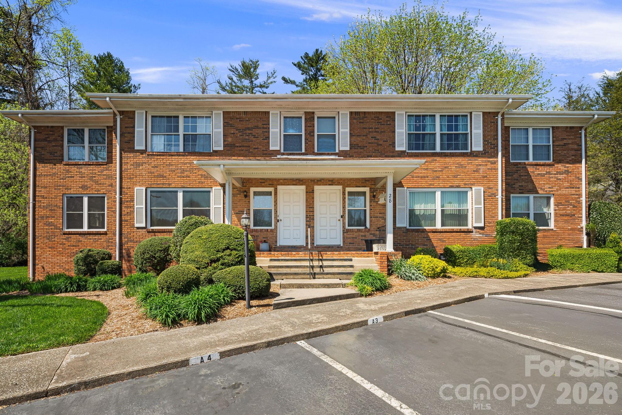 28 Capri Lane Hendersonville NC 28792