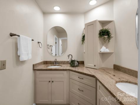 502 Live Oak Lane Hendersonville NC 28791