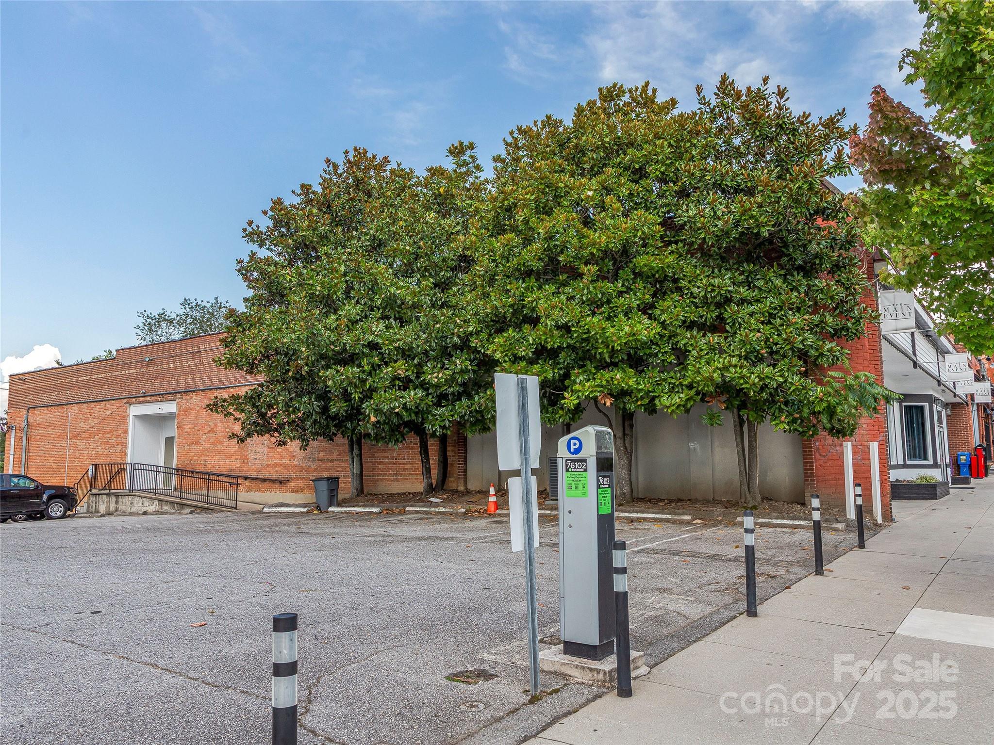 125 S Main Street Hendersonville NC 28792